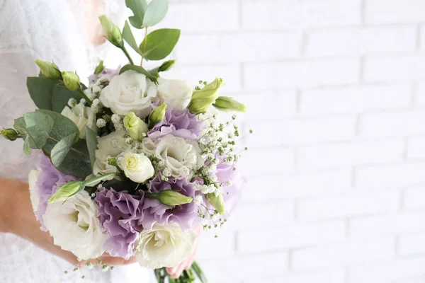 Novia Sosteniendo Hermoso Ramo Con Flores Eustoma Cerca Pared Ladrillo —  Fotos de Stock