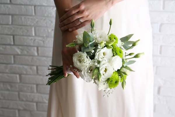 Novia Sosteniendo Hermoso Ramo Con Flores Eustoma Cerca Pared Ladrillo —  Fotos de Stock