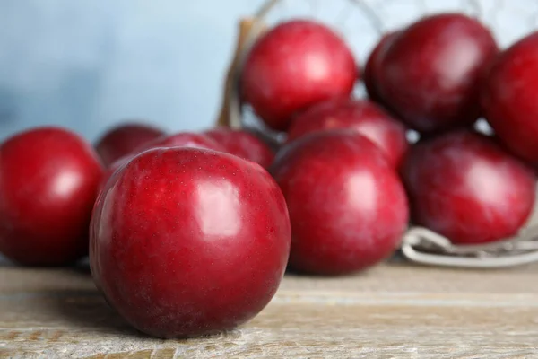 Deliciosas Ameixas Maduras Mesa Madeira Close — Fotografia de Stock