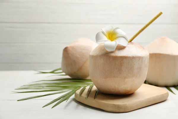 Jonge Geschilde Kokosnoten Met Stro Palmblad Bloem Witte Houten Tafel — Stockfoto