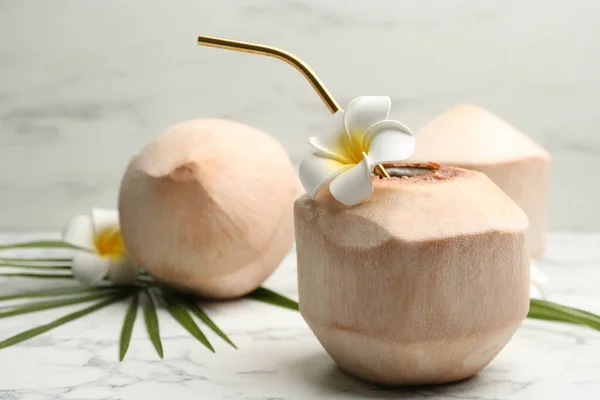 Jovem Coco Descascado Com Palha Flores Mesa Mármore Branco Espaço — Fotografia de Stock