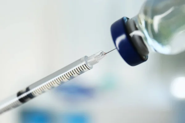 Fyllningsspruta Med Vaccin Mot Suddig Bakgrund Närbild — Stockfoto