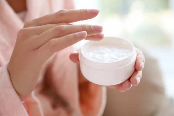 Mujer Con Frasco Crema Hidratante Sobre Fondo Borroso Primer Plano — Foto de Stock