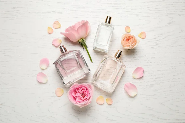 Composition Plat Avec Différents Flacons Parfum Roses Sur Fond Bois — Photo