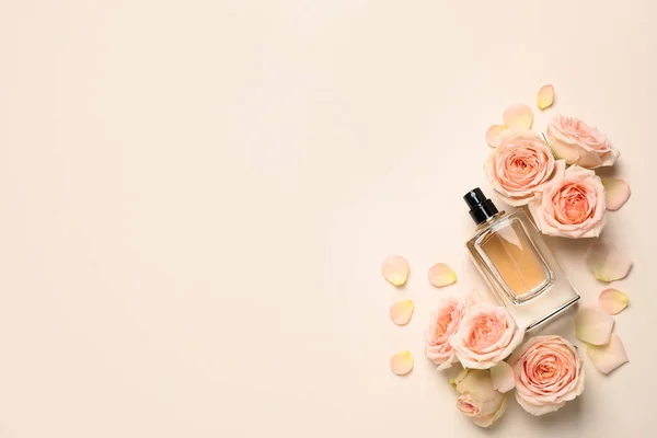 Composição Plana Com Frasco Perfume Rosas Sobre Fundo Claro Espaço — Fotografia de Stock