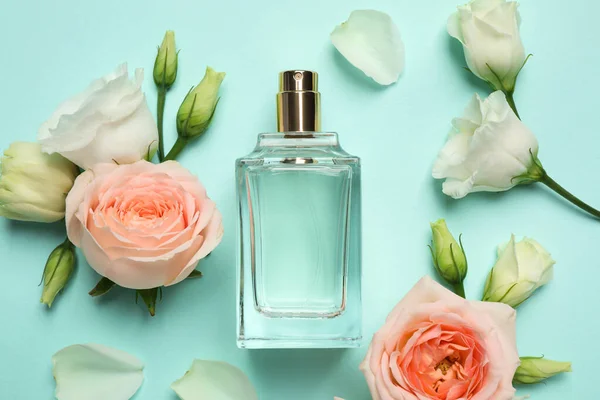 Płaska Kompozycja Świeckich Butelką Perfum Kwiatów Tle Cyjanu — Zdjęcie stockowe
