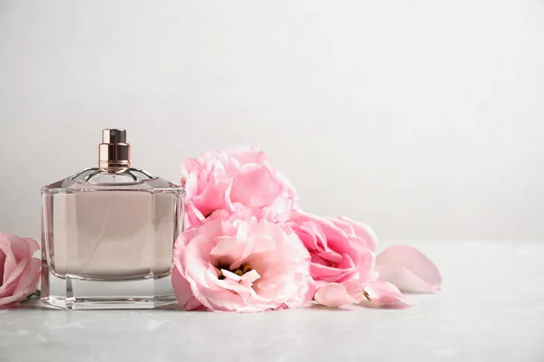 Garrafa Perfume Com Flores Frescas Fundo Claro Espaço Para Texto — Fotografia de Stock