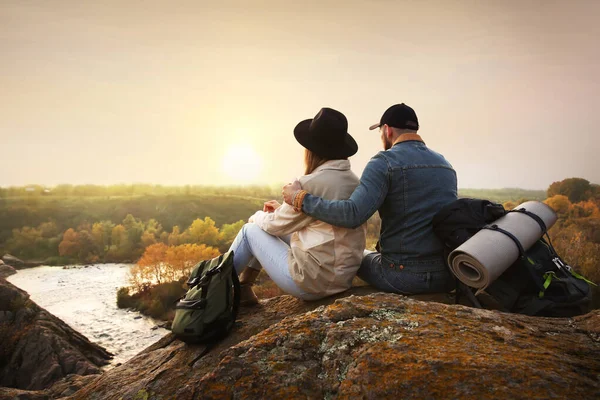 Couple Hikers Travel Backpacks Sitting Steep Cliff — Stock Photo, Image