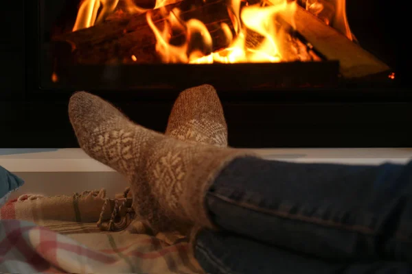 Femme Chaussettes Chaudes Reposant Près Cheminée Maison Gros Plan — Photo