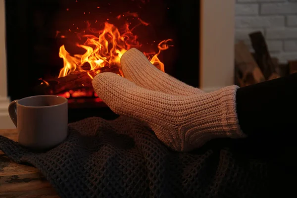 Femme Chaussettes Chaudes Avec Tasse Boisson Chaude Reposant Près Cheminée — Photo