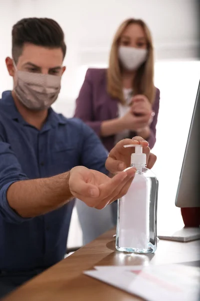 Trabajador Oficina Usando Desinfectante Mesa Concéntrese Las Manos Higiene Personal — Foto de Stock