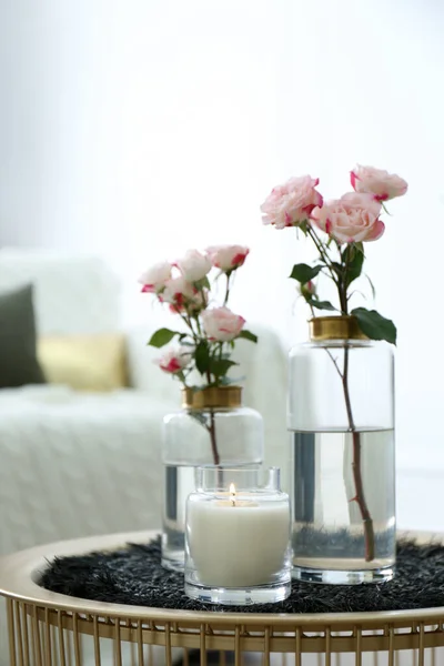Hořící Svíčky Vázy Krásnými Růžemi Stole Uvnitř Vnitřní Prvky — Stock fotografie