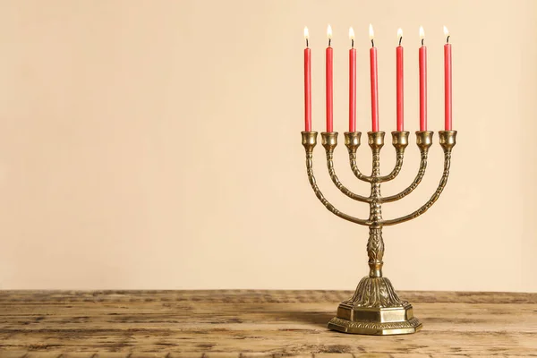 Menorah Dorato Con Candele Accese Tavolo Legno Sfondo Beige Spazio — Foto Stock