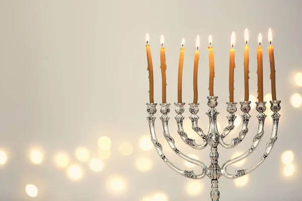 Zilveren Menorah Met Brandende Kaarsen Tegen Lichtgrijze Achtergrond Wazig Feestelijk — Stockfoto