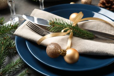 Güzel bulaşık takımları ve Noel dekoruyla şenlik masası, yakın plan.