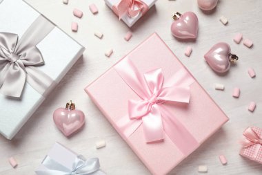 Güzel hediye kutuları ve beyaz masa üzerinde şenlikli bir dekor.