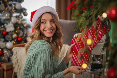 Evde Noel çoraplı genç bir kadın.