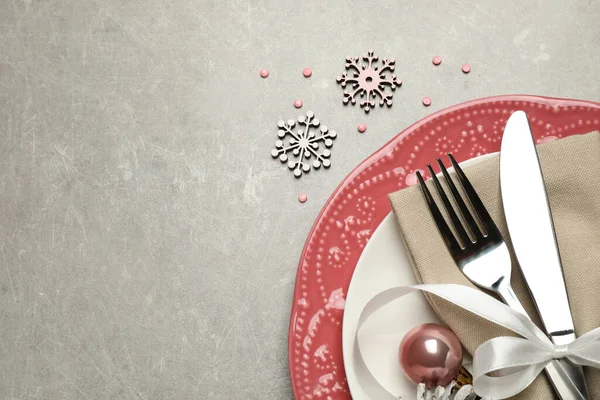 Gri arka planda güzel bulaşık takımları ve Noel dekoruyla şenlik masası. Metin için boşluk