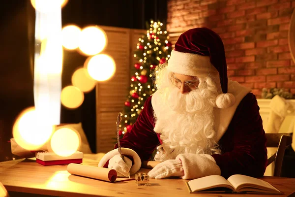 Weihnachtsmann Schreibt Brief Tisch Drinnen — Stockfoto