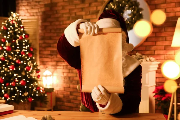Weihnachtsmann Mit Leerer Wunschliste Bei Tisch Drinnen — Stockfoto