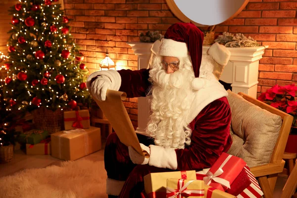 Weihnachtsmann Sessel Liest Wunschliste Drinnen — Stockfoto