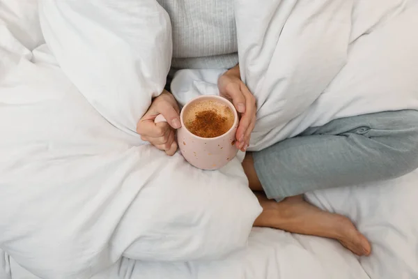 Женщина Чашкой Кофе Мягким Одеялом Кровати Крупным Планом — стоковое фото