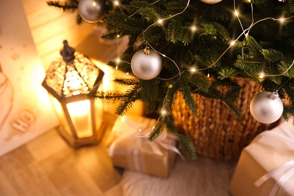 Schön Geschmückter Weihnachtsbaum Und Geschenkboxen Zimmer Innenarchitektur — Stockfoto