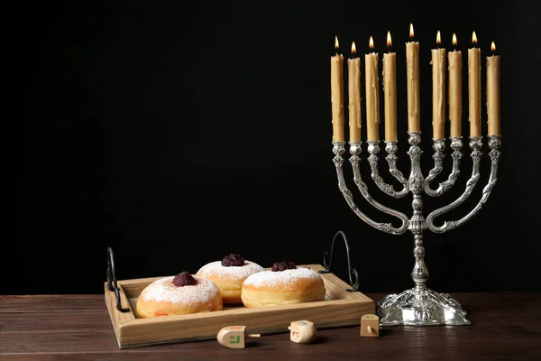 메노라 Silver Menorah 배경에 Nun Gimel 이라는 상징으로 서프가 Sufganiyot — 스톡 사진