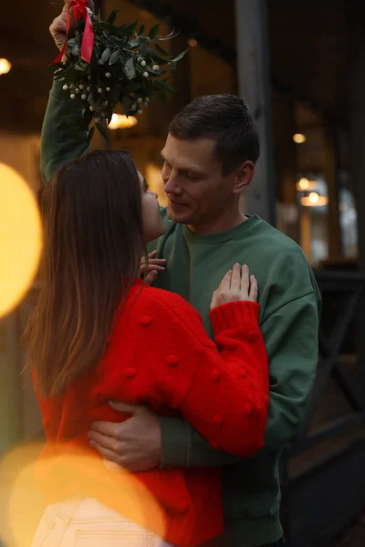 Casal Feliz Sob Bando Visco Livre Efeito Bokeh — Fotografia de Stock