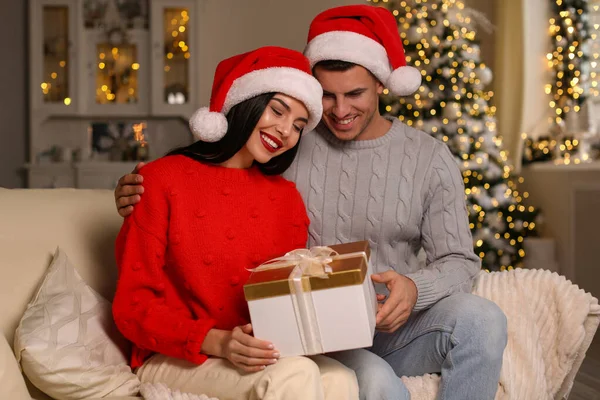Mutlu Çift Evde Noel Hediyesi Kutusuyla — Stok fotoğraf