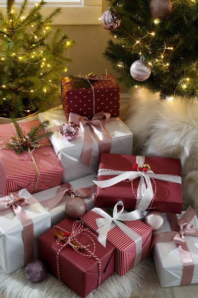 Κουτιά Δώρων Κάτω Από Μικρά Και Μεγάλα Χριστουγεννιάτικα Δέντρα Εσωτερικούς — Φωτογραφία Αρχείου