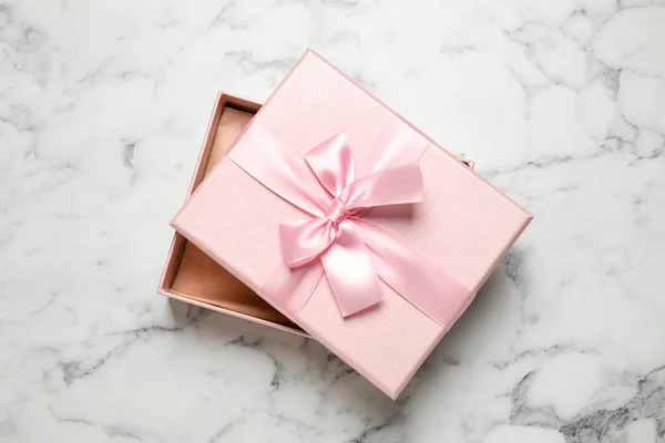 Hermosa Caja Regalo Rosa Sobre Mesa Mármol Blanco Vista Superior — Foto de Stock