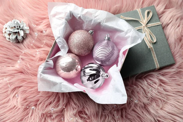 Lindas Bugigangas Natal Caixa Pele Falso Rosa Flat Lay — Fotografia de Stock