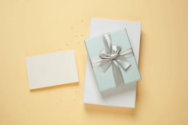 Hermosas Cajas Regalo Tarjeta Blanco Sobre Fondo Beige Planas Espacio —  Fotos de Stock