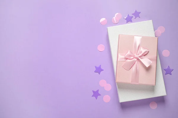 Hermosas Cajas Regalo Confeti Sobre Fondo Violeta Planas Espacio Para — Foto de Stock