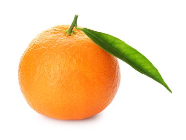 Yeşil yapraklı taze mandalina beyaza izole edilmiş.