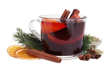 Beyaz arka planda sıcak şarap ve malzemeler var.