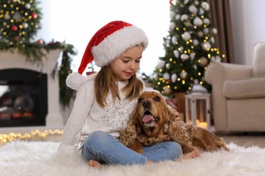 Noel için dekore edilmiş İngiliz Cocker Spaniel 'i olan şirin küçük kız.