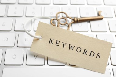 Bilgisayar klavyesinde KEYWORDS etiketli anahtar, kapat