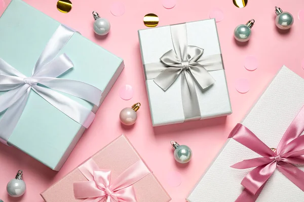 Hermosas Cajas Regalo Bolas Navidad Confeti Sobre Fondo Rosa Cama —  Fotos de Stock