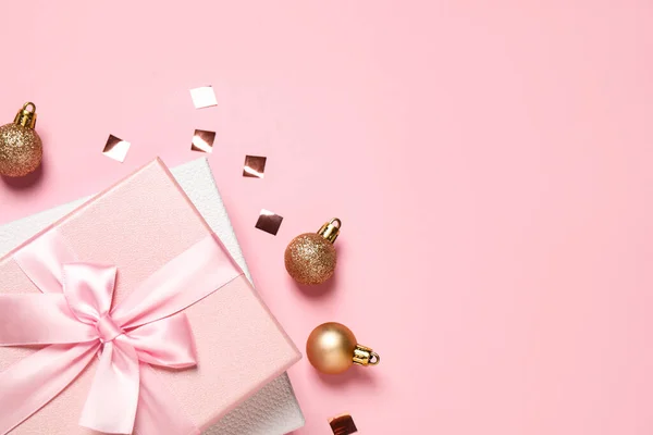 Hermosas Cajas Regalo Bolas Navidad Doradas Confeti Sobre Fondo Rosa —  Fotos de Stock