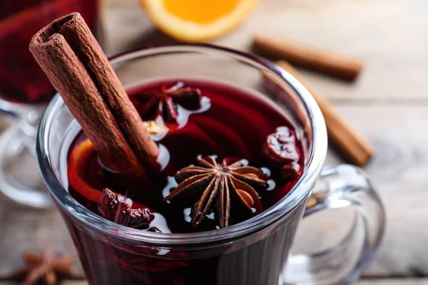 Leckerer Roter Glühwein Auf Dem Tisch Nahaufnahme — Stockfoto