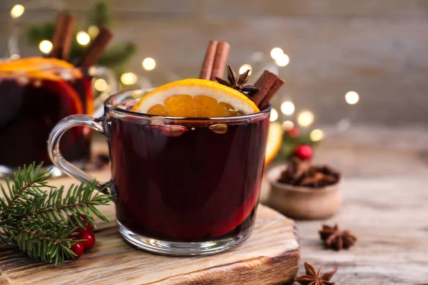 Aromatischer Glühwein Auf Holzbrett Nahaufnahme — Stockfoto