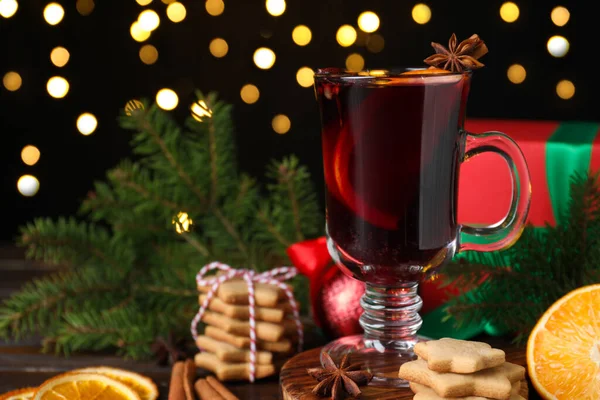 Composição Natal Com Vinho Quente Aromático Contra Luzes Festivas Desfocadas — Fotografia de Stock