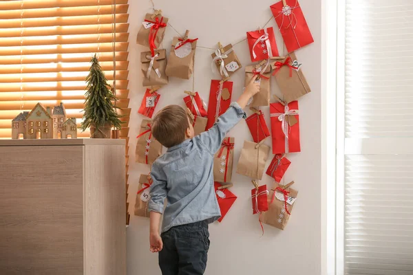 Petit Garçon Mignon Prenant Cadeau Calendrier Avent Maison Vue Dos — Photo