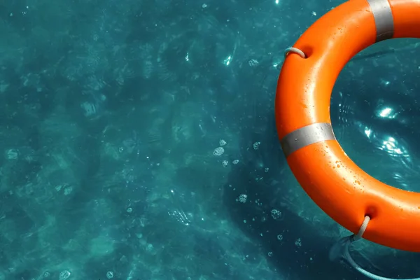 Pomerančová Záchranná Bóje Plovoucí Moři Nad Výhledem Nouzové Záchranné Vybavení — Stock fotografie