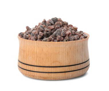 Bir kase Himalaya siyah tuzu beyaza izole edilmiş.