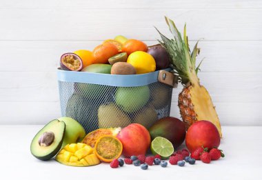 Beyaz masada taze egzotik meyve ve böğürtlen çeşitleri