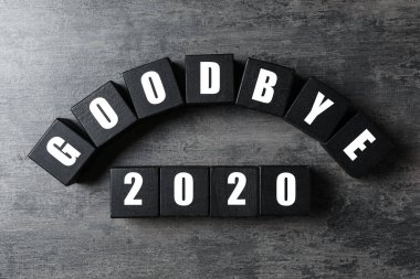 Cümleli siyah küpler Elveda 2020 Gri masada, düz yatıyordu