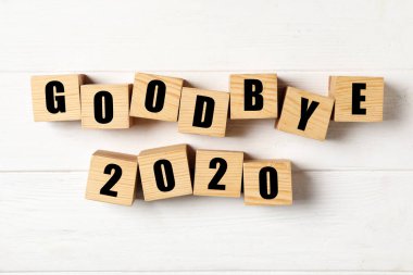 Cümleli küp Elveda 2020 Beyaz ahşap masa, düz yatıyordu